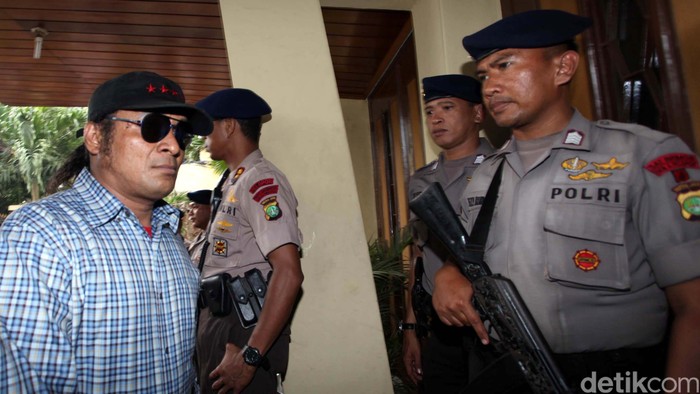 Terdakwa kasus pembunuhan bos PT Sanex Steel, John Kei menghadiri sidang pembacaan pembelaanya yang digelar di Pengadilan Negeri Jakarta Pusat, John Kei mengajukan pembelaan atas tuntutan 14 tahun penjara dari Jaksa Penuntut Umum. File/detikFoto.