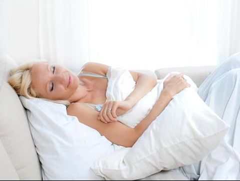 Posisi tidur untuk mengurangi nyeri dada