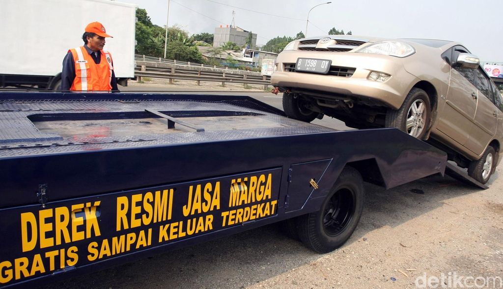 Petugas derek PT. Jasa Marga Cabang Jakarta Tangerang melakukan penderekan sebuah mobil yang mogok di ruas Tol Jakarta-Tangerang, Banten, Kamis (6/11/2014). File/DetikFoto.