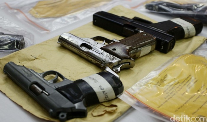 Warga Aceh Timur Serahkan Senjata dan Granat Aktif ke Polisi