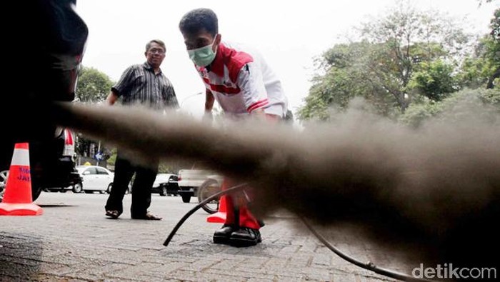 Berbagai kendaraan pribadi dan niaga dilakukan uji emisi gratis di Tugu Proklamasi, Jakarta, Selasa (2/10). Kegiatan yang dilakukan 3 hari oleh swasta ini dikerjakan di beberapa titik seperti Senayan, Tugu Proklamasi dan Kelapa Gading. File/DtikFoto.