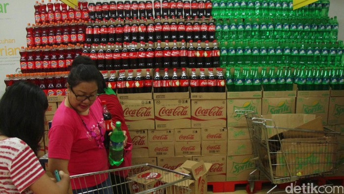 Para pembeli memilih barang di gerai Carrefour Cempaka Putih, Jakarta Pusat, Minggu (28/07/2013). Pemilik brand ritel modern Carrefour, PT Trans Retail Indonesia, menyatakan bahwa kebanjiran permintaan aneka produk. File/DetikFoto.