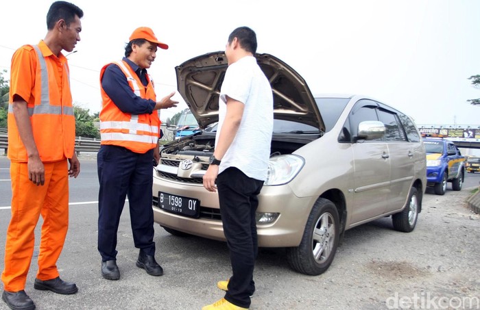 Petugas derek PT. Jasa Marga Cabang Jakarta Tangerang melakukan penderekan sebuah mobil yang mogok di ruas Tol Jakarta-Tangerang, Banten, Kamis (6/11/2014). File/DetikFoto.