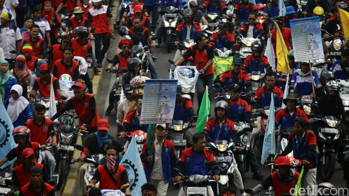 Seribuan buruh melakukan aksi unjuk rasa dengan long march menuju Istana Negara, Jakarta, Senin (10/11/2014). Dalam aksinya mereka menolak kenaikan bbm, menolak upah murah dan menolak sistem outshorsing.