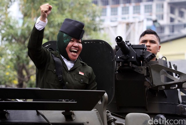 Mengabdi sebagai Wali Kota Surabaya, Tri Rismaharini dikenal sebagai sosok yang tegas dan disiplin. Di luar itu, sosoknya sesekali menjadi atensi karena gaya busananya. (Foto: Budi Sugiharto/detikcom)