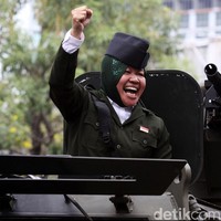 Mengabdi sebagai Wali Kota Surabaya, Tri Rismaharini dikenal sebagai sosok yang tegas dan disiplin. Di luar itu, sosoknya sesekali menjadi atensi karena gaya busananya. (Foto: Budi Sugiharto/detikcom)