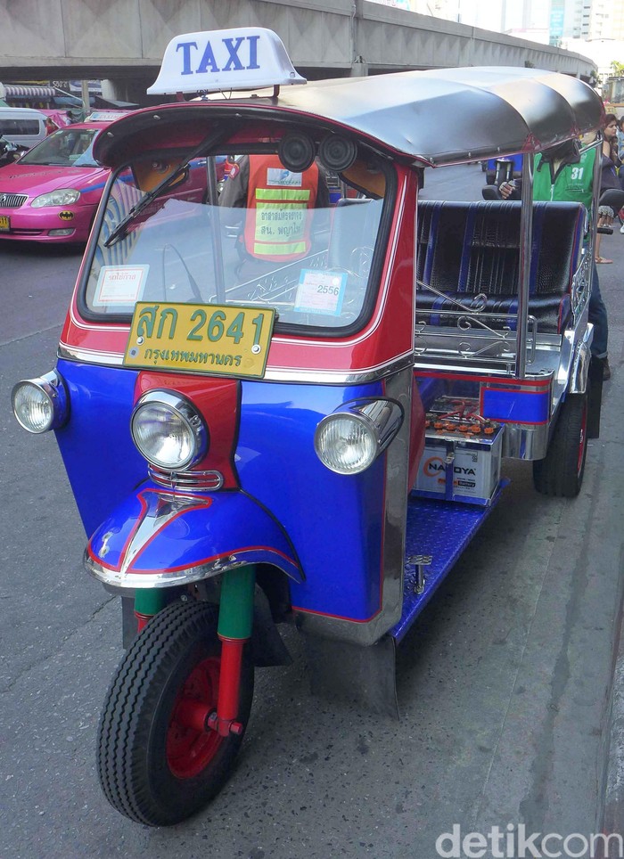 Berjalan-jalan di kota Bangkok, Thailand kurang seru jika tidak mencoba menaiki kendaraan Tuk-Tuk. Kendaraan ini khas Bangkok yang mirip seperti bajaj di Indonesia. File/DetikFoto.