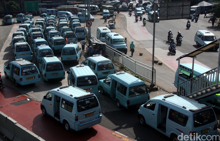 Ratusan Mikrolet mengantri di Terminal Kampung Melayu, Jakarta Timur, Rabu (17/07/2013). Pemprov DKI Jakarta berencana menjadikan mikrolet sebagai sarana angkutan pemukiman. Dengan begitu, nantinya mikrolet tidak akan diperbolehkan lagi melintas pada ruas jalan besar di ibu kota dan akan digantikan dengan bus berukuran sedang. File/detikFoto.