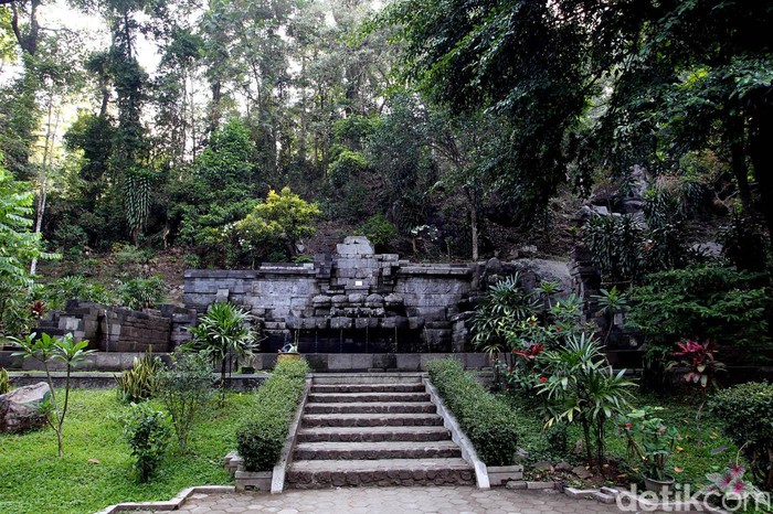 Candi Jolotundi di Seloliman, Mojokerto, ini akrab disebut Petirtaan Jolotundi ini diduga dibuat pada tahun 997 Masehi, di zaman Prabu Airlangga memimpin Kerajaan Kahuripan. Airnya dipercaya mampu membuat awet muda. Petirtaan Jolotundo ini berada di lereng Gunung Penanggungan Konon tempat yang dibangun 997 Masehi ini dibangun Raja Udayana untuk anaknya, Prabu Airlangga. File/detikFoto.