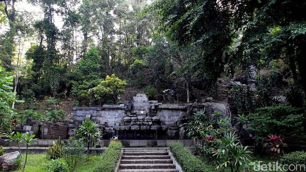 Air Petirtaan Jolotundo Diyakini Bikin Awet Muda Candi Jolotundi di Seloliman, Mojokerto, ini akrab disebut Petirtaan Jolotundi ini diduga dibuat pada tahun 997 Masehi, di zaman Prabu Airlangga memimpin Kerajaan Kahuripan. Airnya dipercaya mampu membuat awet muda. Petirtaan Jolotundo ini berada di lereng Gunung Penanggungan Konon tempat yang dibangun 997 Masehi ini dibangun Raja Udayana untuk anaknya, Prabu Airlangga. File/detikFoto.