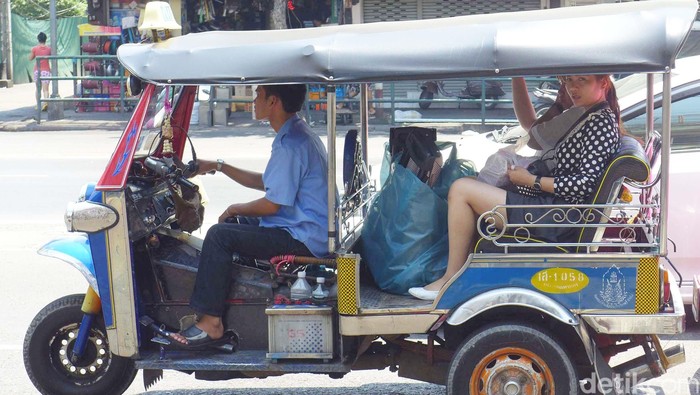 Berjalan-jalan di kota Bangkok, Thailand kurang seru jika tidak mencoba menaiki kendaraan Tuk-Tuk. Kendaraan ini khas Bangkok yang mirip seperti bajaj di Indonesia. File/DetikFoto.