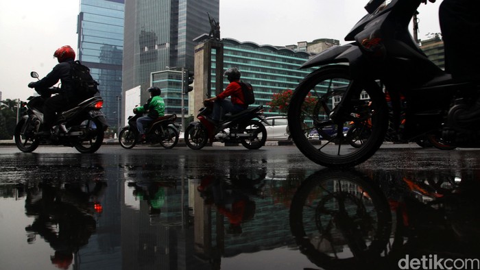 Puluhan Pengendara melintas di kawasan bundaran hotel indonesia, jakarta (11/11/2014). Pemmprov DKi Jakarta akan melarang pengendara sepeda motor melintas di jalan mulai Bundaran HI sampai jalan Merdeka Barat.