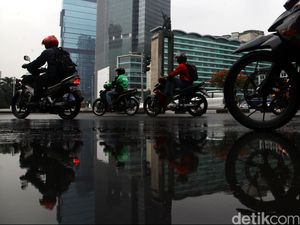 Ini Bahaya Naik Motor Pakai Sandal Jepit, Jangan Ditiru!