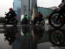 Ini Bahaya Naik Motor Pakai Sandal Jepit, Jangan Ditiru!