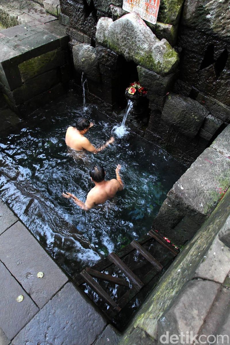 Air Petirtaan Jolotundo Diyakini Bikin Awet Muda Candi Jolotundi di Seloliman, Mojokerto, ini akrab disebut Petirtaan Jolotundi ini diduga dibuat pada tahun 997 Masehi, di zaman Prabu Airlangga memimpin Kerajaan Kahuripan. Airnya dipercaya mampu membuat awet muda. Petirtaan Jolotundo ini berada di lereng Gunung Penanggungan Konon tempat yang dibangun 997 Masehi ini dibangun Raja Udayana untuk anaknya, Prabu Airlangga. File/detikFoto.