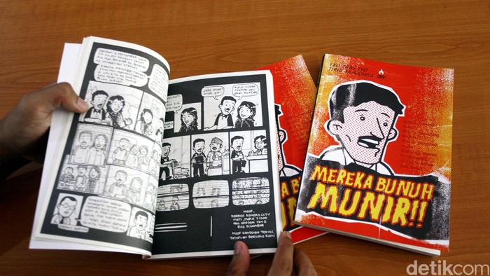 Aktivis membaca komik berjudul 