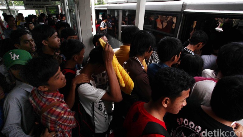 Efek Ganjil Genap, Penumpang Bus TransJ Bertambah Tapi Armada Bus Tidak Efek Ganjil Genap, Penumpang Bus TransJ Bertambah Tapi Armada Bus Tidak