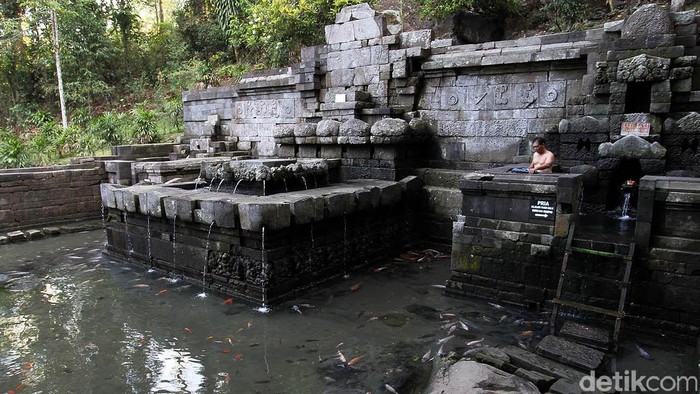 Candi Jolotundi di Seloliman, Mojokerto, ini akrab disebut Petirtaan Jolotundi ini diduga dibuat pada tahun 997 Masehi, di zaman Prabu Airlangga memimpin Kerajaan Kahuripan. Airnya dipercaya mampu membuat awet muda. Petirtaan Jolotundo ini berada di lereng Gunung Penanggungan Konon tempat yang dibangun 997 Masehi ini dibangun Raja Udayana untuk anaknya, Prabu Airlangga. File/detikFoto.