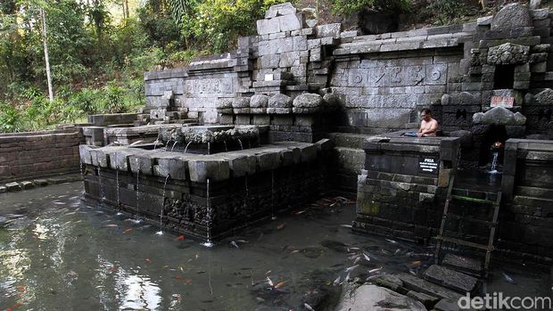 Air Petirtaan Jolotundo Diyakini Bikin Awet Muda Candi Jolotundi di Seloliman, Mojokerto, ini akrab disebut Petirtaan Jolotundi ini diduga dibuat pada tahun 997 Masehi, di zaman Prabu Airlangga memimpin Kerajaan Kahuripan. Airnya dipercaya mampu membuat awet muda. Petirtaan Jolotundo ini berada di lereng Gunung Penanggungan Konon tempat yang dibangun 997 Masehi ini dibangun Raja Udayana untuk anaknya, Prabu Airlangga. File/detikFoto.