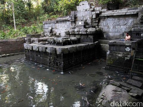 Candi Jolotundi di Seloliman, Mojokerto, ini akrab disebut Petirtaan Jolotundi ini diduga dibuat pada tahun 997 Masehi, di zaman Prabu Airlangga memimpin Kerajaan Kahuripan. Airnya dipercaya mampu membuat awet muda. Petirtaan Jolotundo ini berada di lereng Gunung Penanggungan Konon tempat yang dibangun 997 Masehi ini dibangun Raja Udayana untuk anaknya, Prabu Airlangga. File/detikFoto.