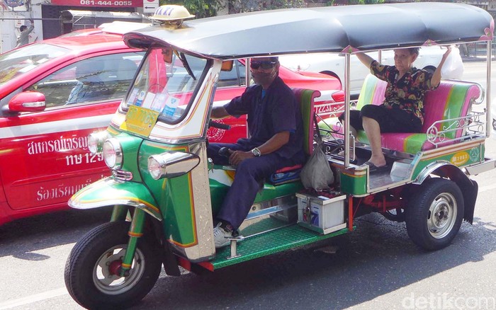 Berjalan-jalan di kota Bangkok, Thailand kurang seru jika tidak mencoba menaiki kendaraan Tuk-Tuk. Kendaraan ini khas Bangkok yang mirip seperti bajaj di Indonesia. File/DetikFoto.