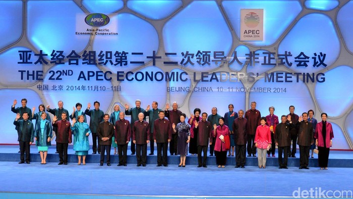 Presiden RI dan Ibu Negara berfoto bersama Presiden RRT selaku tuan rumah pertemuan pemimpin Ekonomi APEC 2014 dan para pemimpin APEC lainnya di Water Cube, Bird Cage Stadium, Beijing, (10 November 2014).