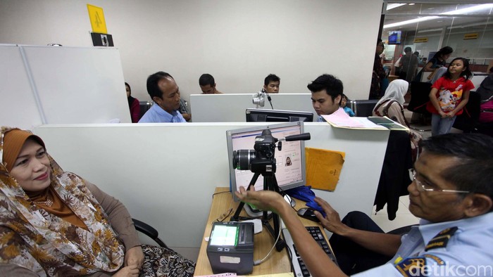 Petugas melayani pemohon pembuatan paspor di Kantor Imigrasi Jakarta Selatan, Jalan Warung Buncit, Rabu (30/1). Kantor imigrasi Jakarta Selatan merupakan salah satu kantor imigrasi yang terpadat untuk permohonan pembutan paspor. Kemampuan kantor imigrasi ini dalam mencetak paspor sehari hanya 240 buah namun permintaan mencapai 900 permohonan. Oleh karena itu diberlakukan sistem pembatasan kuota pemohon. File/detikFoto.