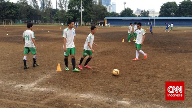 Para pemain SSB Ricky Yakobi sedang melakukan sesi latihan di Lapangan B, Senayan, pada 1 Oktober 2014. (CNN Indonesia/Endro Priherdityo)