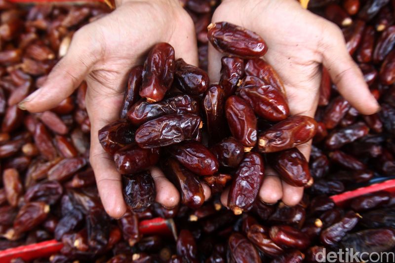 Pedagang kurma melayani pembeli di Pasar Tanah Abang, Jakarta, Senin (8/7/2013).  Memasuki bulan Ramadhan, para pedagang mengaku pendapatannya meningkat dua kali lipat.  Buah-buahan khas Timur Tengah yang ditawarkan bervariasi harganya antara 35.000-300.000 ribu rupiah.  File/detikFoto.