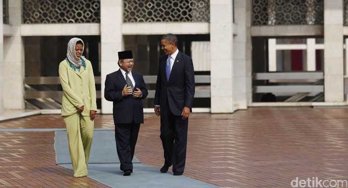 Presiden AS Barack Obama dan istrinya Michelle Obama melihat-lihat Masjid Istiqlal dengan didampingi Imam Besar Masjid Istiqlal Prof Dr KH Ali Mustafa Yaqub. File/DetikFoto.