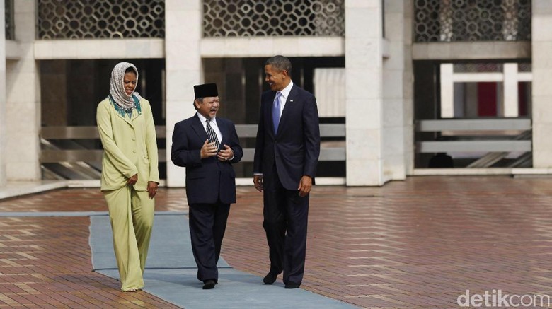 Presiden AS Barack Obama di Masjid Istiqlal Presiden AS Barack Obama dan istrinya Michelle Obama melihat-lihat Masjid Istiqlal dengan didampingi Imam Besar Masjid Istiqlal Prof Dr KH Ali Mustafa Yaqub. File/DetikFoto.