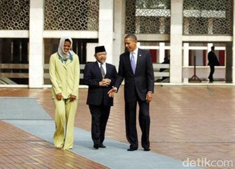 Presiden AS Barack Obama dan istrinya Michelle Obama melihat-lihat Masjid Istiqlal dengan didampingi Imam Besar Masjid Istiqlal Prof Dr KH Ali Mustafa Yaqub. File/DetikFoto.