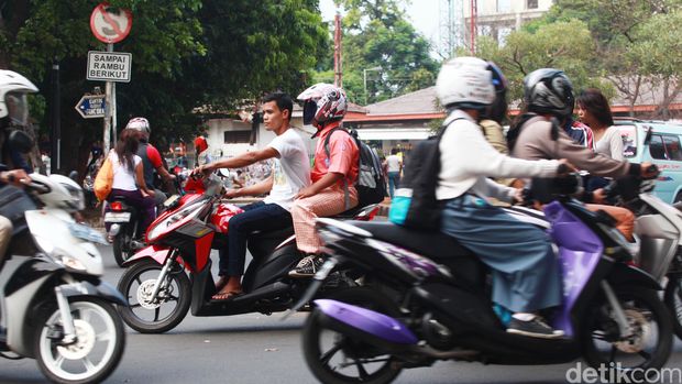Masih banyak masyarakat yang belum mengenakan helm