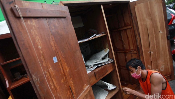 Penjual melakukan proses perbaikan lemari bekas dikawasan Bukit Duri, Jakarta Selatan, Jumat (4/1/12). kawasan ini sejak lama terkenal dengan jual beli lemari bekas. Harga lemari bekas dijual sekitar Rp 500rb hingga Rp 1,5 juta tergantung kondisi dan besar kecilnya lemari. File/DetikFoto.