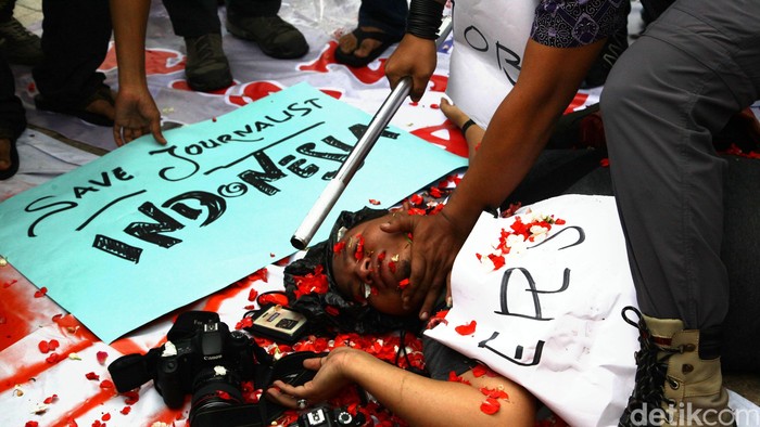 Para pewarta foto indonesia bersama-sama dengan poros wartawan jakarta menggelar aksi solidaritas terhadap rekan mereka di makassaryang menjadi korban kekerasan,  jakarta 14/11/2014). Mereka menolak segala tindak kekersan yang dilakukan oleh aparat terhadap jurnalis, dan mendesak agar kapolres makasar di copot dari jabatannya.