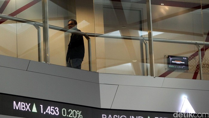 Indeks Harga Saham Gabungan (IHSG) sempat naik hingga hampir 20 poin tapi kemudian melambat lagi. Investor belum bersemangat sehingga perdagangan berjalan lesu. Pada penutupan perdagangan Sesi I, Jumat (14/11/2014), IHSG turun tipis 4,732 poin (0,09%) ke level 5.043,936. Sementara Indeks LQ45 melemah tipis 0,233 poin (0,03%) ke level 864,319.