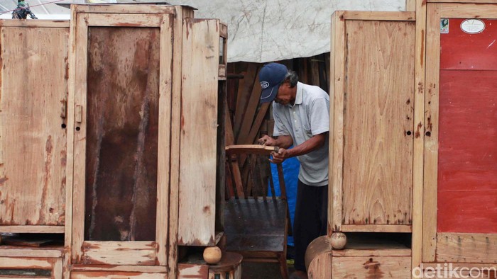 Penjual melakukan proses perbaikan lemari bekas dikawasan Bukit Duri, Jakarta Selatan, Jumat (4/1/12). kawasan ini sejak lama terkenal dengan jual beli lemari bekas. Harga lemari bekas dijual sekitar Rp 500rb hingga Rp 1,5 juta tergantung kondisi dan besar kecilnya lemari. File/DetikFoto.