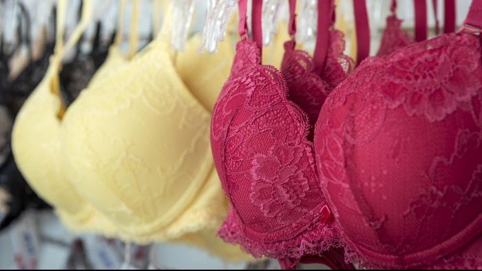 Selama 20 Tahun Lebih, Penari Ini Gunakan Implan Payudara Seberat 13 Kg