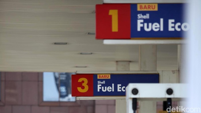 Pemprov DKI Jakarta menyegel Beberapa SPBU Shell di Jakarta. Seperti yang terlihat disalah satu SPBU Shell di Jl Mampang Prapatan Raya, Jakarta Selatan, Jumat (27/4).