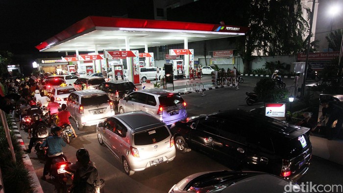 Antrean kendaraan juga terjadi di SPBU Cikini, Jakarta, Senin (17/11). Warga menyerbu untuk membeli BBM jenis premium sebelum harganya naik.