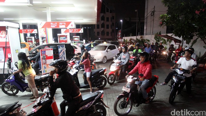 Antrean kendaraan juga terjadi di SPBU Cikini, Jakarta, Senin (17/11). Warga menyerbu untuk membeli BBM jenis premium sebelum harganya naik.