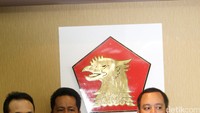 Dalam manifesto, Partai Gerindra mencantumkan jati dirinya adalah kebangsaan (nasionalisme), kerakyatan, religius, dan keadilan sosial. Pada situs Partai Garuda, mereka menyatakan berasas Pancasila, nasionalis, religius, dan kerakyatan. Ilustrasi: Sekjen Gerindra Ahmad Muzani di depan lambang partainya di DPR. (Lamhot Aritonang/detikcom)