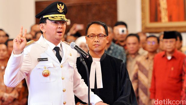 Ahok dilantik sebagai Gubernur DKI Jakarta.
