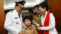 Mundur ke November 2014, Ahok dilantik menjadi Gubernur DKI di Istana Negara, Rabu (19/11/2014). Sebelum berangkat ke Istana Negara Ahok sempat foto bersama dengan keluarga termasuk Veronica Tan. Senyum bahagia juga terpancar jelas di wajah Ahok dan keluarga sebelum pelantikan. (Hasan Alhabshy/detikcom)