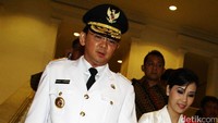 Pada 19 November 2014, Ahok dilantik menjadi Gubernur DKI setelah Jokowi menjadi presiden. Veronica pun setia mendampingi langkah Ahok saat berangkat dari Balai Kota ke Istana Negara (Foto: Hasan Alhabshy)