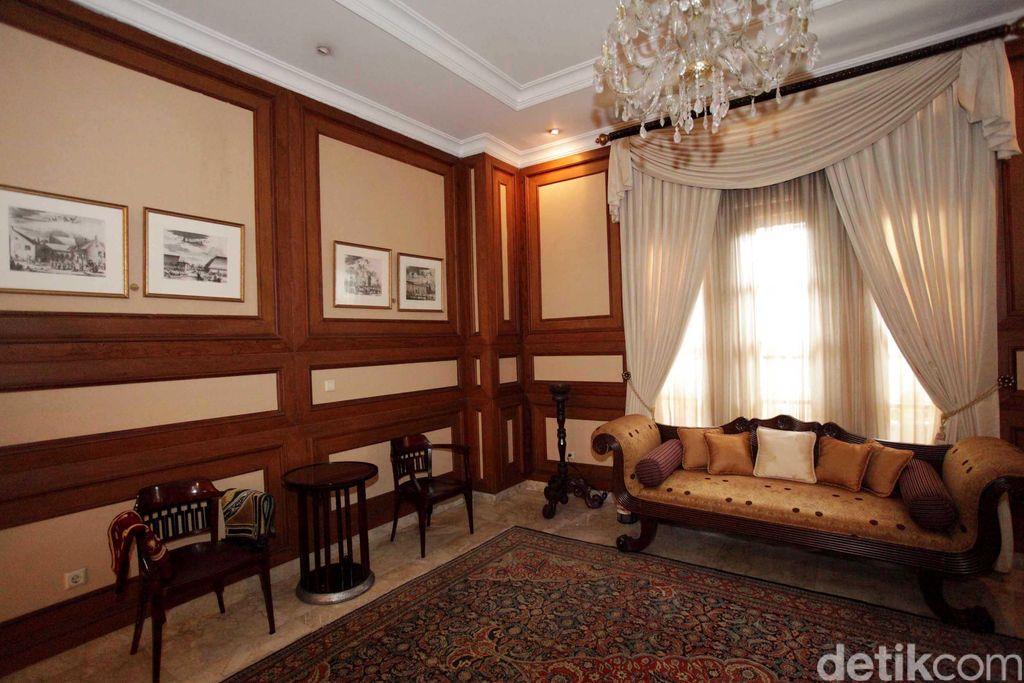 Rumah tua di kawasan rindang Taman Suropati, Menteng menjadi 'piala bergilir' bagi siapa saja yang menjadi Gubernur DKI Jakarta. Desainnya yang khas jaman dulu menjadi saksi bisu para gubernur Jakarta beraktivitas. Beginilah suasana sebagian istana gubernur tersebut. File/detikFoto.