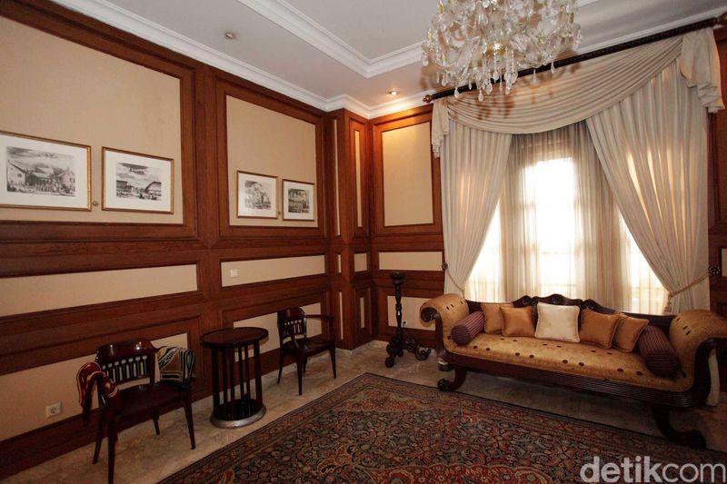 Rumah tua di kawasan rindang Taman Suropati, Menteng menjadi 'piala bergilir' bagi siapa saja yang menjadi Gubernur DKI Jakarta. Desainnya yang khas jaman dulu menjadi saksi bisu para gubernur Jakarta beraktivitas. Beginilah suasana sebagian istana gubernur tersebut. File/detikFoto.