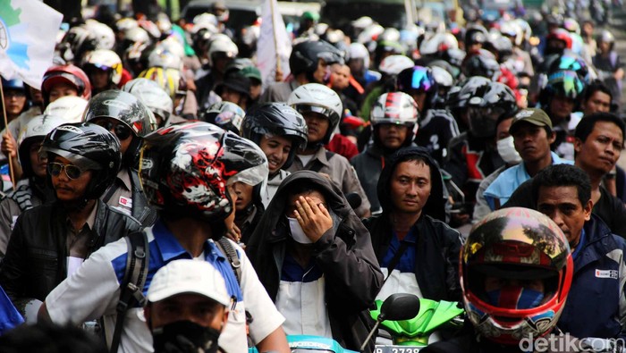 Ribuan buruh menggelar aksi mogok kerja di Kawasan Industri Pulogadung, Jakarta, Rabu (3/10). Aksi mogok buruh tersebut menuntut penghapusan sistem alih daya (outsourcing) dan kepastian jaminan sosial. File/detikFoto.