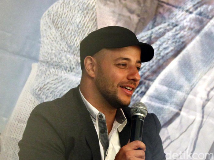 Penyanyi Pop Muslim Maher Zain saat konferensi pers di hotel mulia, Jakarta (1/10). Setelah sukses menggelar konser pada tahun 2011 kini Maher kembali hadir. Maher Zain kembali menggelar konser yang bertajuk Forgive Me Indonesia Tour 2012 di empat kota. File/detikFoto.