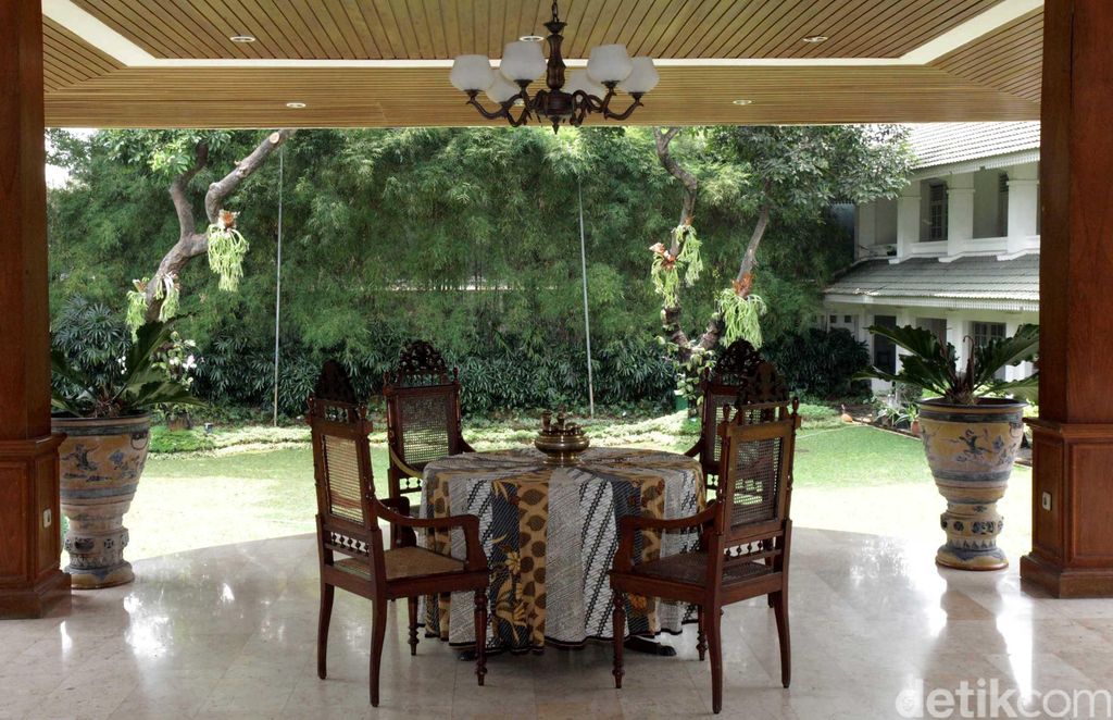 Rumah tua di kawasan rindang Taman Suropati, Menteng menjadi 'piala bergilir' bagi siapa saja yang menjadi Gubernur DKI Jakarta. Desainnya yang khas jaman dulu menjadi saksi bisu para gubernur Jakarta beraktivitas. Beginilah suasana sebagian istana gubernur tersebut. File/detikFoto.